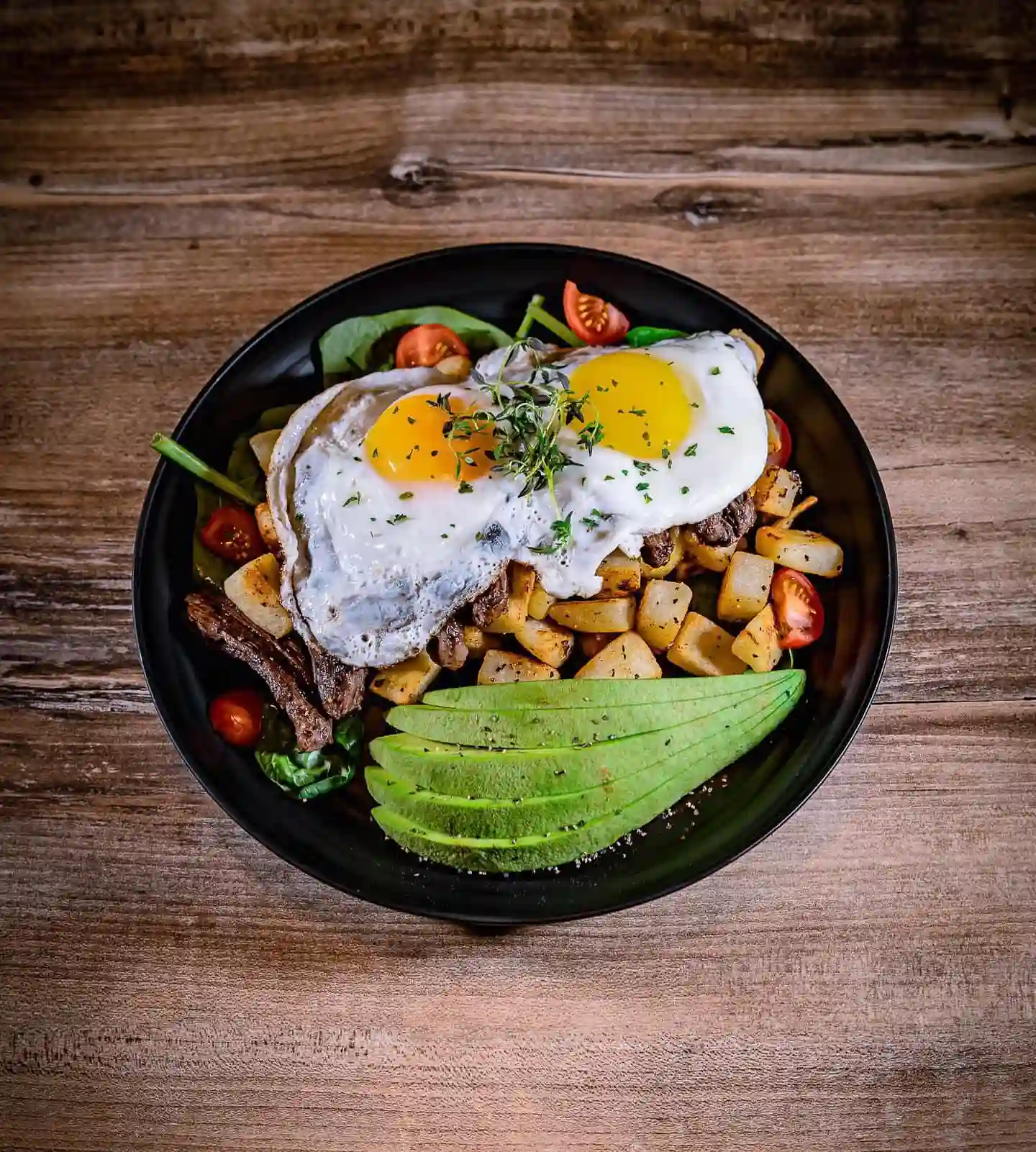 Café de especialidad siendo vertido artesanalmente en taza blanca