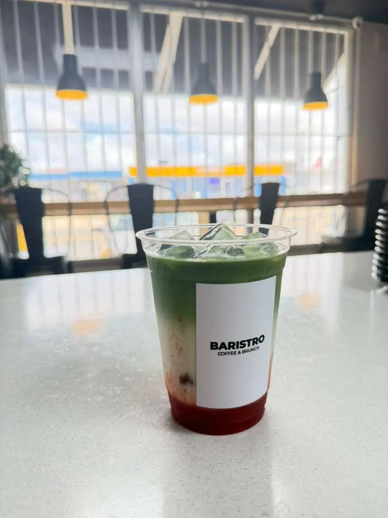 Desayuno completo con pancakes frescos y frutas en Baristro Coffee Shop